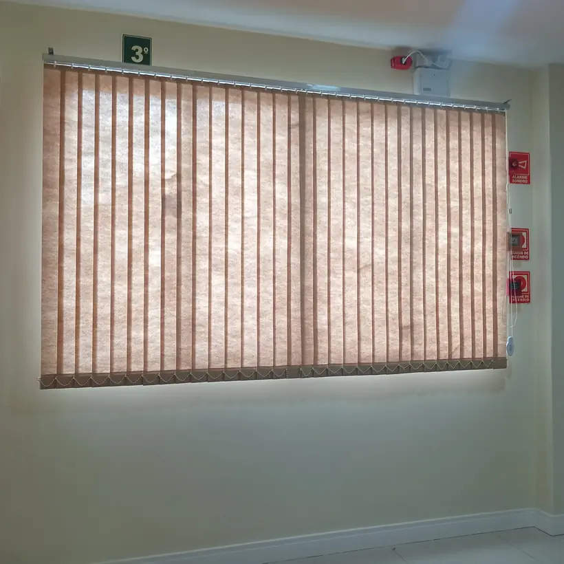 Persiana vertical instalada em escritório
