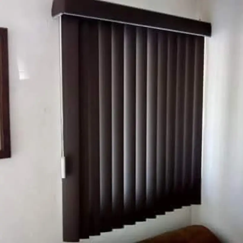 Persiana vertical instalada em quarto